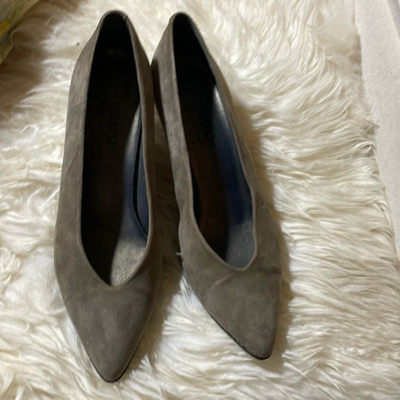 Bravo Tan Suede Pumps, size 71/2 but fit small - Picture 1 of 3